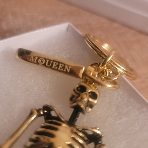 ALEXANDER MCQUEEN - Keychain/Bag clip. Gold toned. Brand new. Gift box included. - Picture 7 of 11